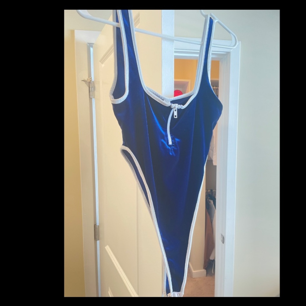 SHOW OFF 💙 Blue and White Body Suite